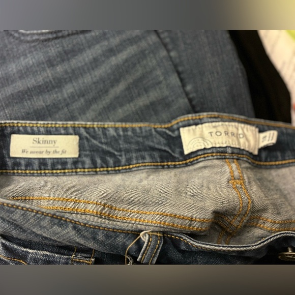 Torrid skinny jeans size 18R slightly distressed - Picture 4 of 4